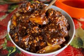 Rujak bertemu cokelat: benturan dua dunia rasa yang seharusnya tidak pernah bersatu – tapi justru itulah yang bikin nagih